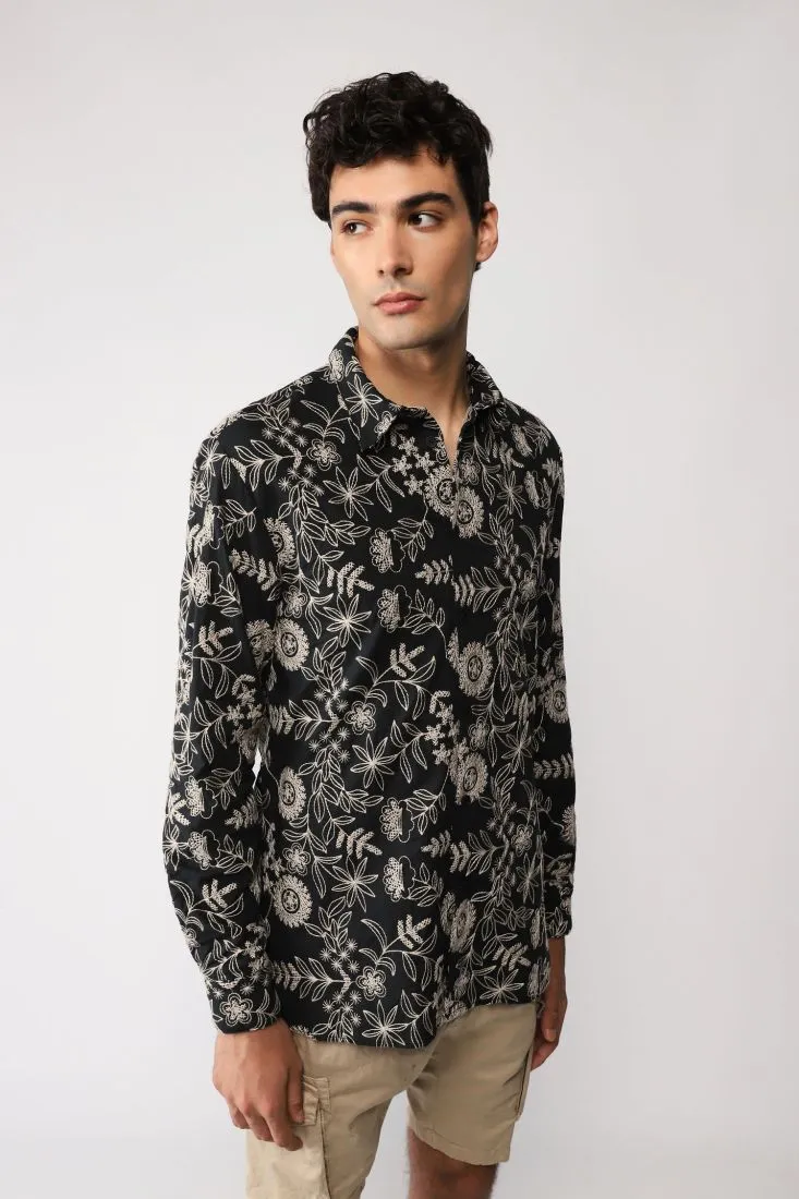 Camicia con ricamo fantasia botanica a contrasto